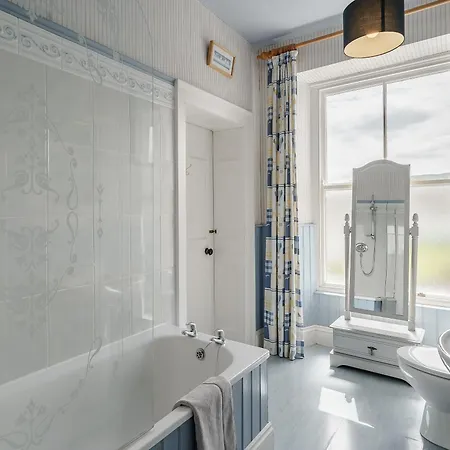 Holly House 度假居 *